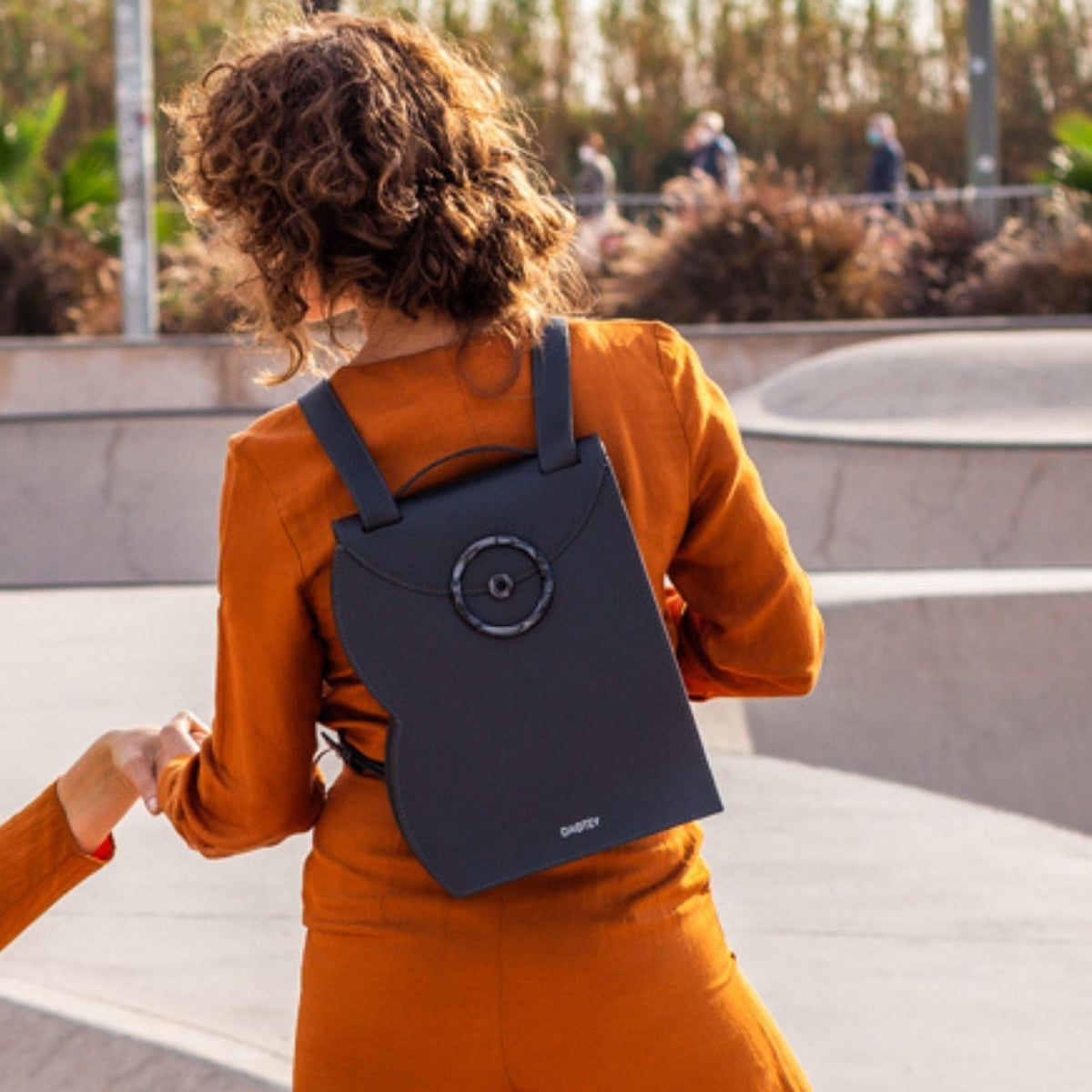 Backpack Joy Midi | Charcoal – DAOTEY display picture 2